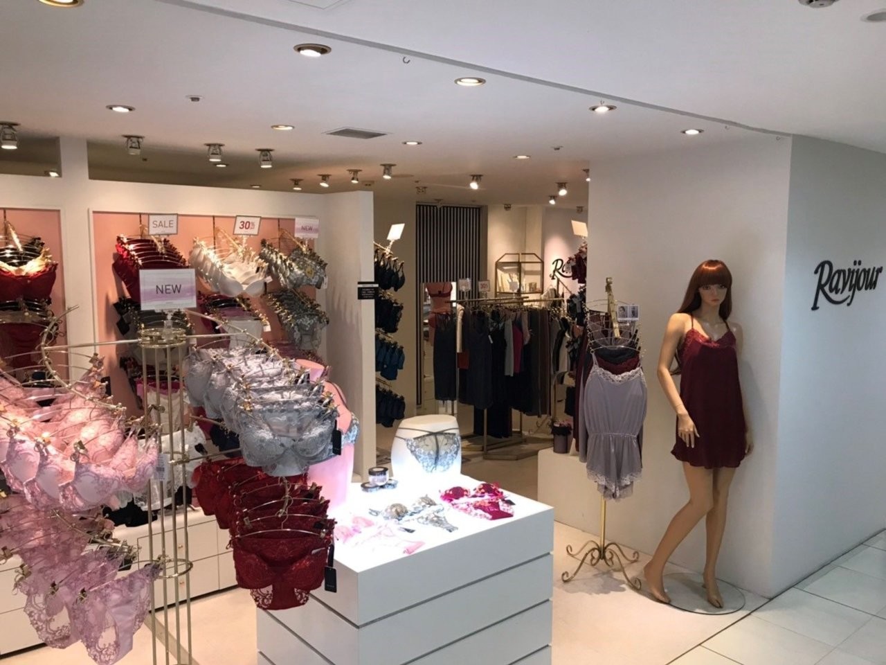 Azul By Moussy 札幌ピヴォ店 株式会社エリオアパレルのアパレル 靴 アクセサリー ジュエリー その他 アルバイト パート 正社員 契約社員求人情報